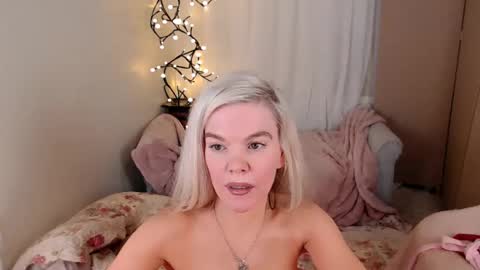 Holly Lace online show from November 22, 2025, 2:54 am