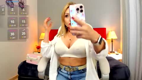 Snapshot of holly_madison_ chatting on November 10, 2025, 12:48 pm Holly Madisson online show from November 10, 2025, 12:48 pm