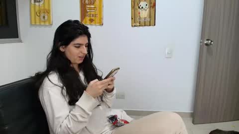 Snapshot of hollyshit_ chatting on November 7, 2025, 1:05 am hollyshit_ online show from November 7, 2025, 1:05 am