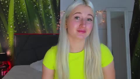 Snapshot of hollytaillor chatting on October 22, 2025, 12:05 pm HollyTaillor online show from October 22, 2025, 12:05 pm