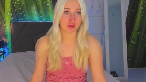 Snapshot of hollytaillor chatting on November 1, 2025, 6:15 am HollyTaillor online show from November 1, 2025, 6:15 am