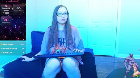 Snapshot of holyweed420 chatting on January 18, 2025, 8:09 pm Viktoria online show from January 18, 2025, 8:09 pm