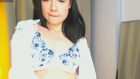 Snapshot of honeey_beee chatting on September 25, 2025, 7:39 pm May online show from September 25, 2025, 7:39 pm