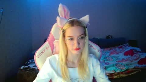 Snapshot of honey_bold chatting on December 18, 2025, 9:26 am honey_bold online show from December 18, 2025, 9:26 am