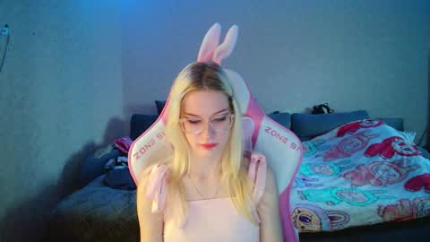 Snapshot of honey_bold chatting on December 19, 2025, 9:27 am honey_bold online show from December 19, 2025, 9:27 am