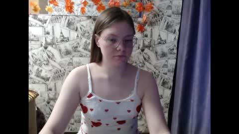 Snapshot of honey_mood chatting on November 9, 2025, 9:40 am Lina online show from November 9, 2025, 9:40 am