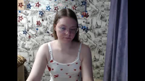 Snapshot of honey_mood chatting on November 28, 2025, 10:51 am Lina online show from November 28, 2025, 10:51 am