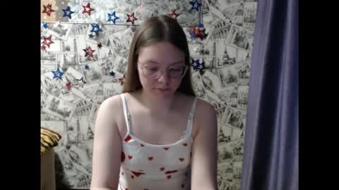 Snapshot of honey_mood chatting on December 2, 2025, 9:36 am Lina online show from December 2, 2025, 9:36 am