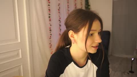 Snapshot of honey_pixie chatting on March 5, 2025, 11:05 pm honey_pixie online show from March 5, 2025, 11:05 pm