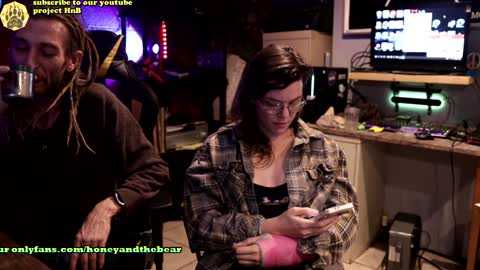 Snapshot of honeyand_thebear chatting on December 15, 2024, 4:07 am Honey and Bear online show from December 15, 2024, 4:07 am