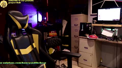 Snapshot of honeyand_thebear chatting on December 21, 2024, 4:30 am Honey and Bear online show from December 21, 2024, 4:30 am