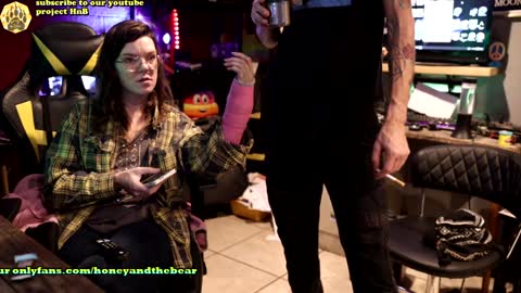 Snapshot of honeyand_thebear chatting on December 22, 2024, 4:17 am Honey and Bear online show from December 22, 2024, 4:17 am