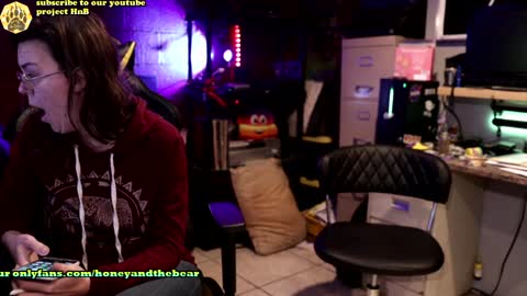 Snapshot of honeyand_thebear chatting on December 30, 2024, 3:36 am Honey and Bear online show from December 30, 2024, 3:36 am