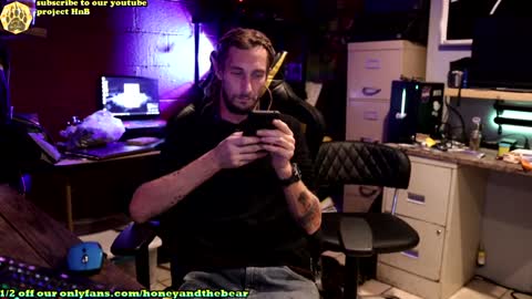 Snapshot of honeyand_thebear chatting on January 1, 2025, 3:45 am Honey and Bear online show from January 1, 2025, 3:45 am