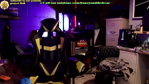 Snapshot of honeyand_thebear chatting on January 8, 2025, 3:29 am Honey and Bear online show from January 8, 2025, 3:29 am