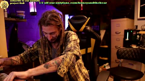 Snapshot of honeyand_thebear chatting on January 10, 2025, 6:09 am Honey and Bear online show from January 10, 2025, 6:09 am