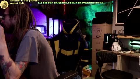 Snapshot of honeyand_thebear chatting on January 20, 2025, 2:53 am Honey and Bear online show from January 20, 2025, 2:53 am