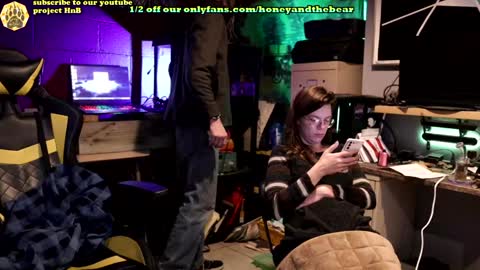 Snapshot of honeyand_thebear chatting on January 21, 2025, 3:37 am Honey and Bear online show from January 21, 2025, 3:37 am