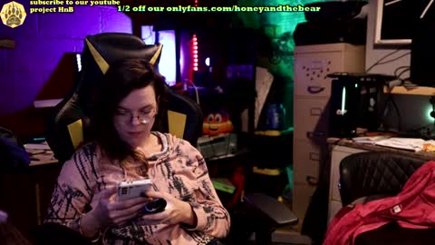 Snapshot of honeyand_thebear chatting on February 4, 2025, 3:22 am Honey and Bear online show from February 4, 2025, 3:22 am