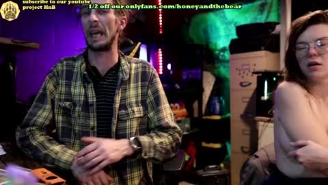 Snapshot of honeyand_thebear chatting on February 9, 2025, 3:32 am Honey and Bear online show from February 9, 2025, 3:32 am