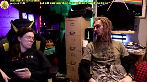 Snapshot of honeyand_thebear chatting on February 21, 2025, 3:23 am Honey and Bear online show from February 21, 2025, 3:23 am