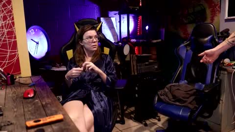 Snapshot of honeyand_thebear chatting on December 14, 2025, 3:23 am Honey and Bear online show from December 14, 2025, 3:23 am