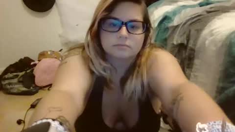 Snapshot of honeybear19 chatting on October 22, 2025, 1:50 am HoneyBear online show from October 22, 2025, 1:50 am