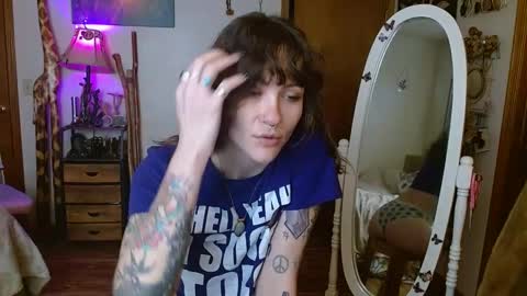 Honey Bee online show from February 3, 2025, 7:21 pm