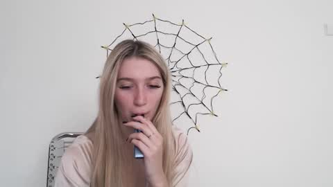 Snapshot of honeyveil chatting on October 23, 2025, 12:15 pm honeyveil online show from October 23, 2025, 12:15 pm