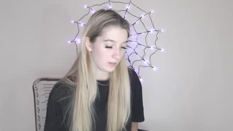 Snapshot of honeyveil chatting on November 3, 2025, 11:22 am honeyveil online show from November 3, 2025, 11:22 am