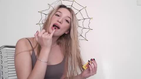 Snapshot of honeyveil chatting on November 5, 2025, 12:16 pm honeyveil online show from November 5, 2025, 12:16 pm