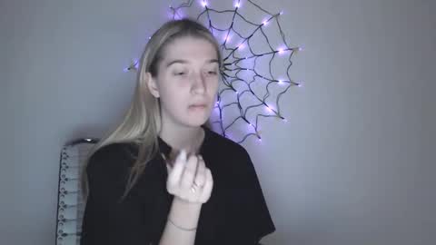 Snapshot of honeyveil chatting on November 6, 2025, 2:07 pm honeyveil online show from November 6, 2025, 2:07 pm