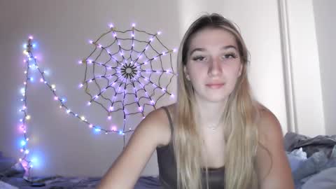 Snapshot of honeyveil chatting on November 12, 2025, 12:27 pm honeyveil online show from November 12, 2025, 12:27 pm