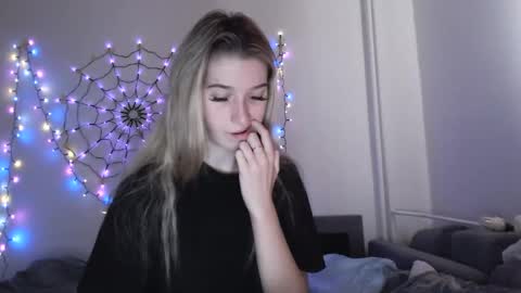 Snapshot of honeyveil chatting on November 16, 2025, 12:55 pm honeyveil online show from November 16, 2025, 12:55 pm