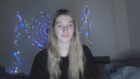 Snapshot of honeyveil chatting on November 18, 2025, 3:27 pm honeyveil online show from November 18, 2025, 3:27 pm