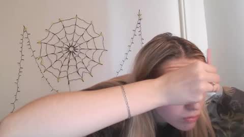 Snapshot of honeyveil chatting on November 19, 2025, 1:11 pm honeyveil online show from November 19, 2025, 1:11 pm