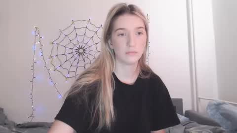 Snapshot of honeyveil chatting on November 24, 2025, 11:10 am honeyveil online show from November 24, 2025, 11:10 am