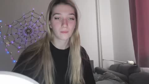 Snapshot of honeyveil chatting on November 25, 2025, 11:21 am honeyveil online show from November 25, 2025, 11:21 am