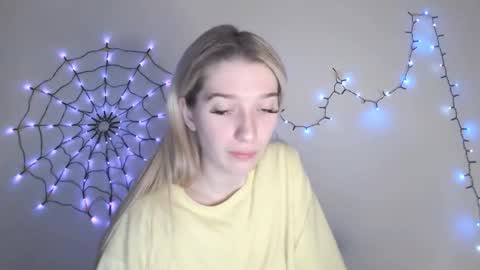 Snapshot of honeyveil chatting on December 2, 2025, 1:05 pm honeyveil online show from December 2, 2025, 1:05 pm