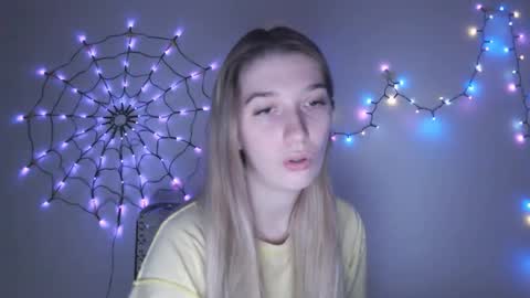 Snapshot of honeyveil chatting on December 4, 2025, 2:15 pm honeyveil online show from December 4, 2025, 2:15 pm