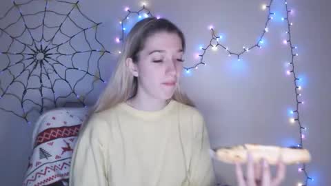 Snapshot of honeyveil chatting on December 5, 2025, 2:25 pm honeyveil online show from December 5, 2025, 2:25 pm