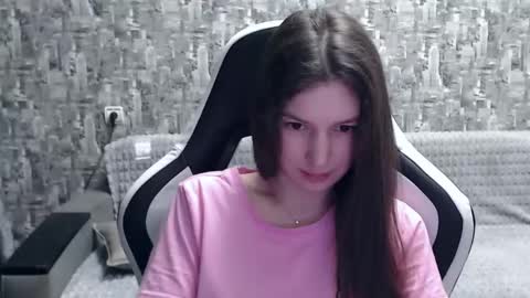 Snapshot of honeyynancyy chatting on December 17, 2024, 12:43 pm Nancy online show from December 17, 2024, 12:43 pm