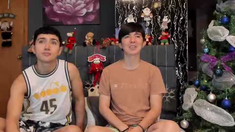 Snapshot of horny_twinks_guys chatting on December 7, 2024, 10:06 pm Alex and Camilo online show from December 7, 2024, 10:06 pm