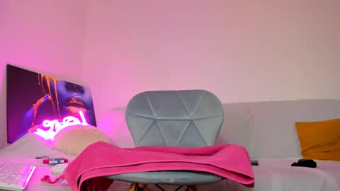 Snapshot of hornyemma_ chatting on December 9, 2024, 9:17 am Emma online show from December 9, 2024, 9:17 am