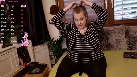 Snapshot of hot_beautiful_milf chatting on November 17, 2025, 12:44 pm Joy online show from November 17, 2025, 12:44 pm