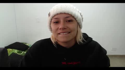 Snapshot of hot_mommymia chatting on February 19, 2025, 1:06 pm Mia online show from February 19, 2025, 1:06 pm