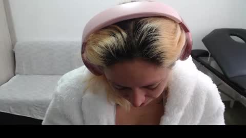Snapshot of hot_mommymia chatting on March 10, 2025, 7:07 pm Mia online show from March 10, 2025, 7:07 pm