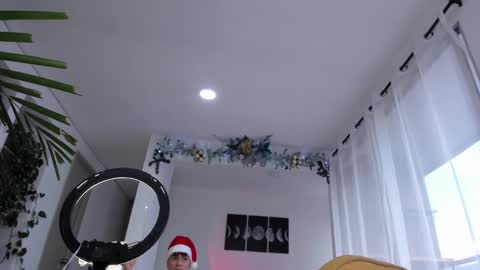 Snapshot of hotay_ chatting on December 24, 2024, 9:33 pm Andrew xdres08 online show from December 24, 2024, 9:33 pm