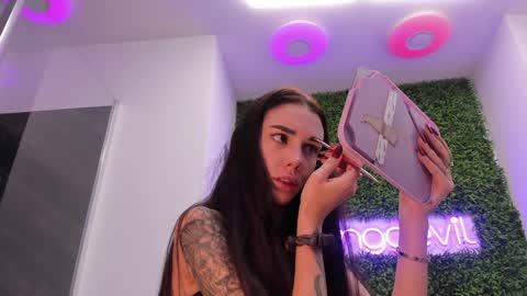 hotfallingdevil online show from November 22, 2025, 9:52 am