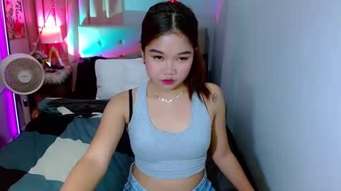 Snapshot of hotlayla_ chatting on December 17, 2024, 8:45 am Layla online show from December 17, 2024, 8:45 am